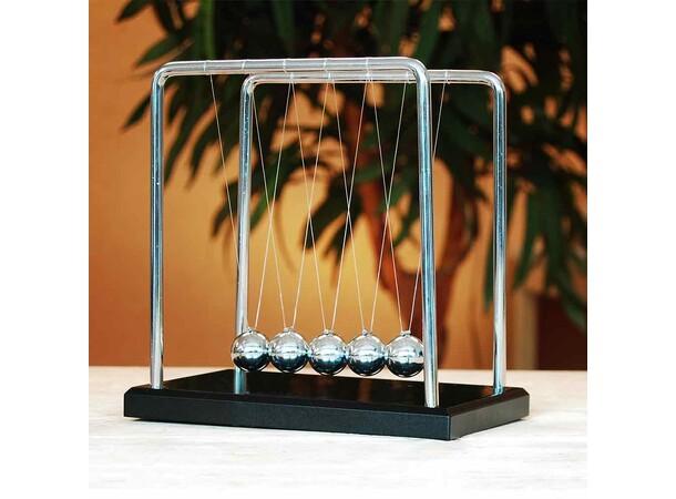 Newtons Krybbe 18 cm Den fasinerende kontorpult gadgeten 