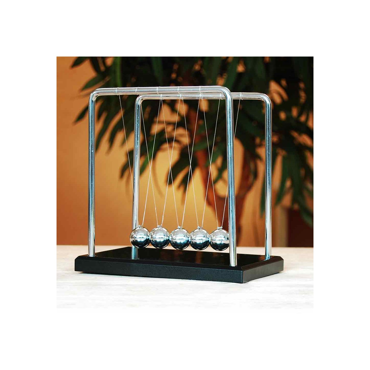 Newtons Krybbe 18 cm Den fasinerende kontorpult gadgeten