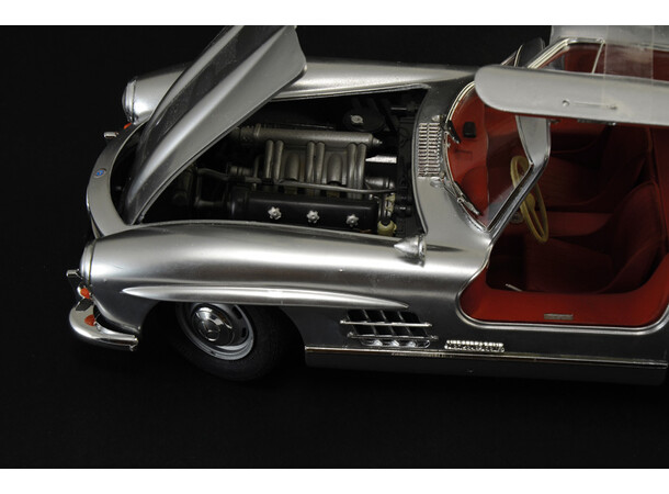 Mercedes-Benz 300 SL Gullwing 1:16 Italeri 1:16 Byggsats 