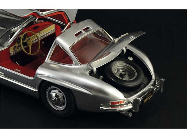 Mercedes-Benz 300 SL Gullwing 1:16 Italeri 1:16 Byggsats 