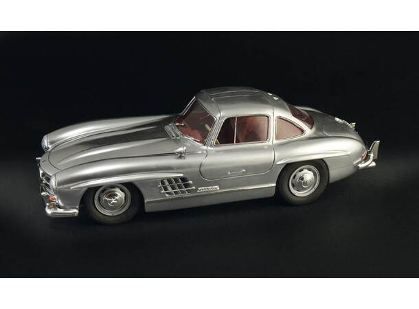 Mercedes-Benz 300 SL Gullwing 1:16 Italeri 1:16 Byggsats 